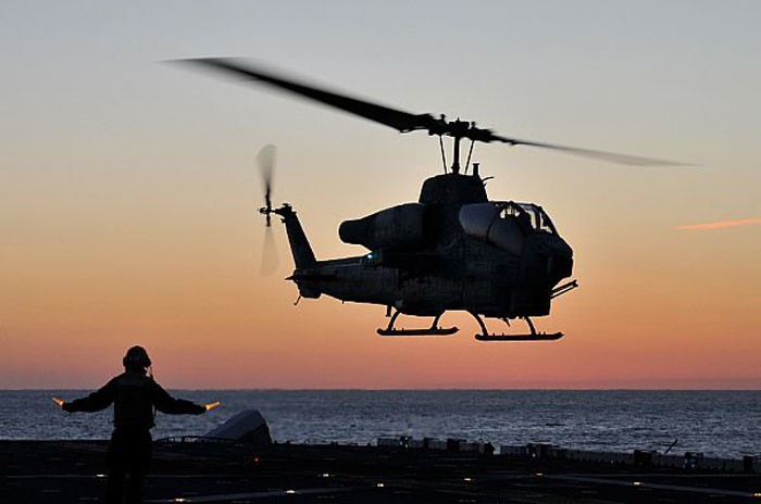 Trực thăng AH-1W Super Cobra chuẩn bị hạ cánh trên tàu tấn công đổ bộ USS Kearsarge tại Đại Tây Dương